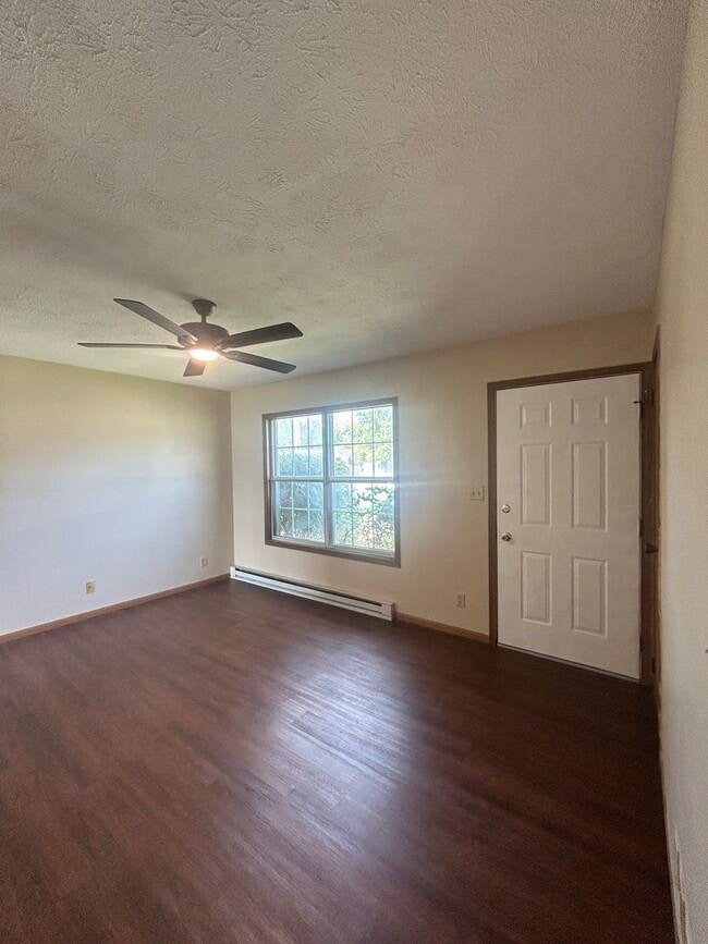 Building Photo - 3 Bedroom Home
