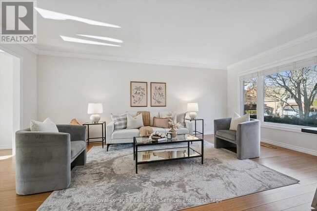 Photo du bâtiment - 260 Princess Royal Ct