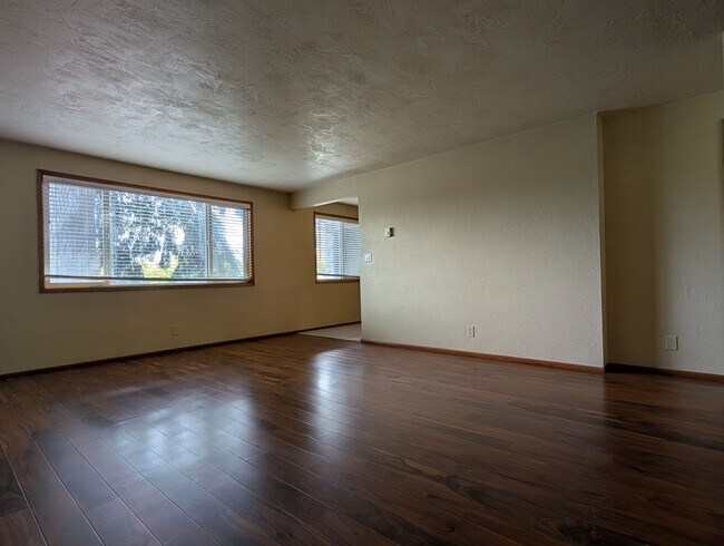 Foto del edificio - Beautifully Updated  2-Bedroom, 1-Bath Apartment In South Eugene