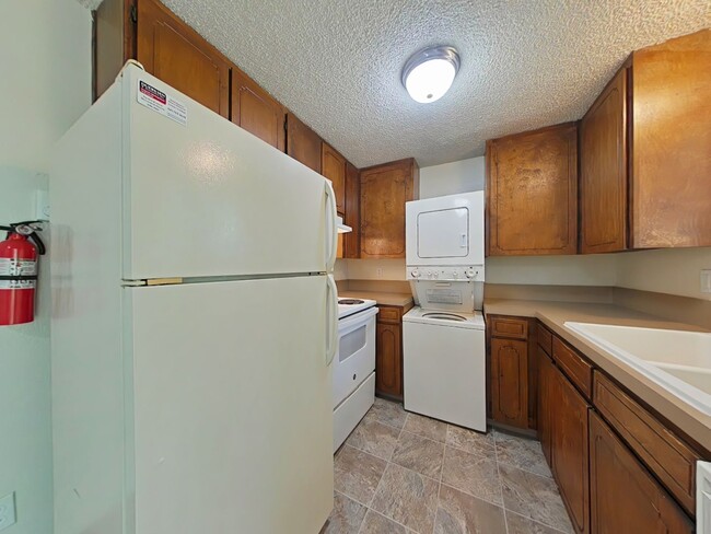 Building Photo - 2 Bedroom 4-Plex ~ South Corvallis ~ Small...