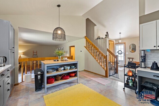 Building Photo - Beautiful Updated 5 Bed 3.5 Bath House in ...