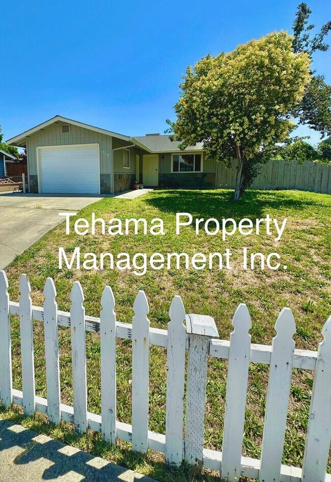 Building Photo - Cute 2 Bedroom 1 Bath Home w/ Large Backyard