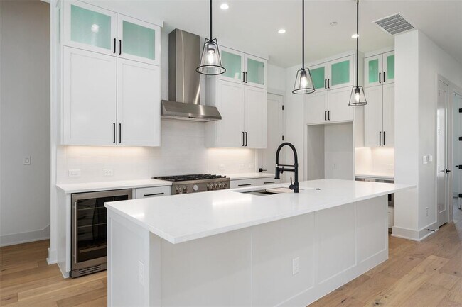 Building Photo - 4010 Valley View Rd