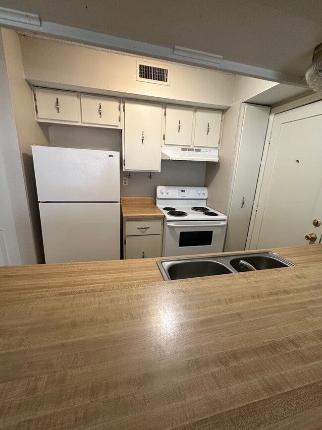 Building Photo - 2BD/2BA Condo located on the Germantown/Me...