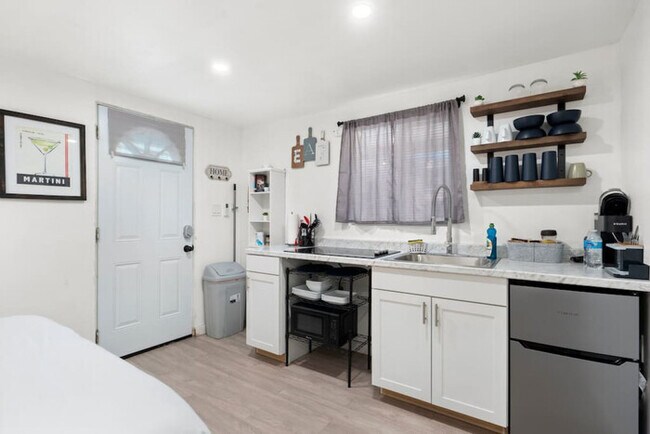 Building Photo - Adorable Guesthouse/Studio in Central Phoenix