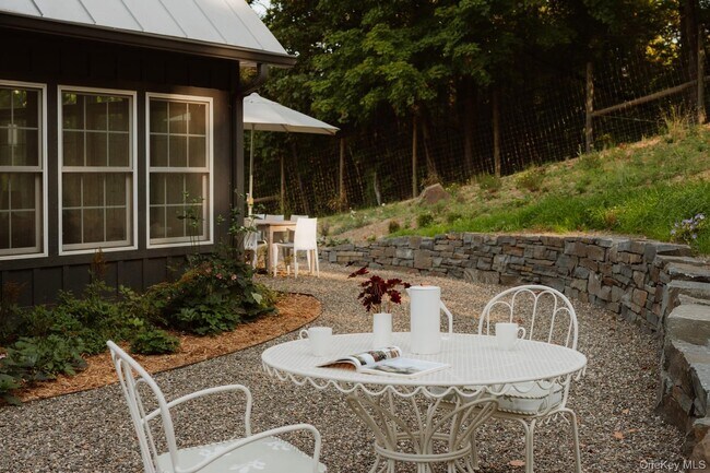 Building Photo - 8000 Albany Post Rd