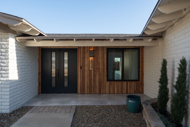 Photo - 2439 E Lincoln Cir House