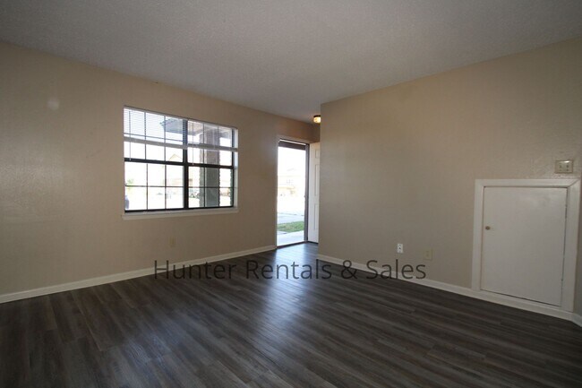 Building Photo - Two-Story Living!