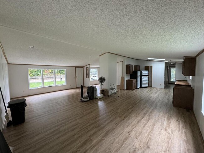 Building Photo - 1137 N Crown Hill Rd