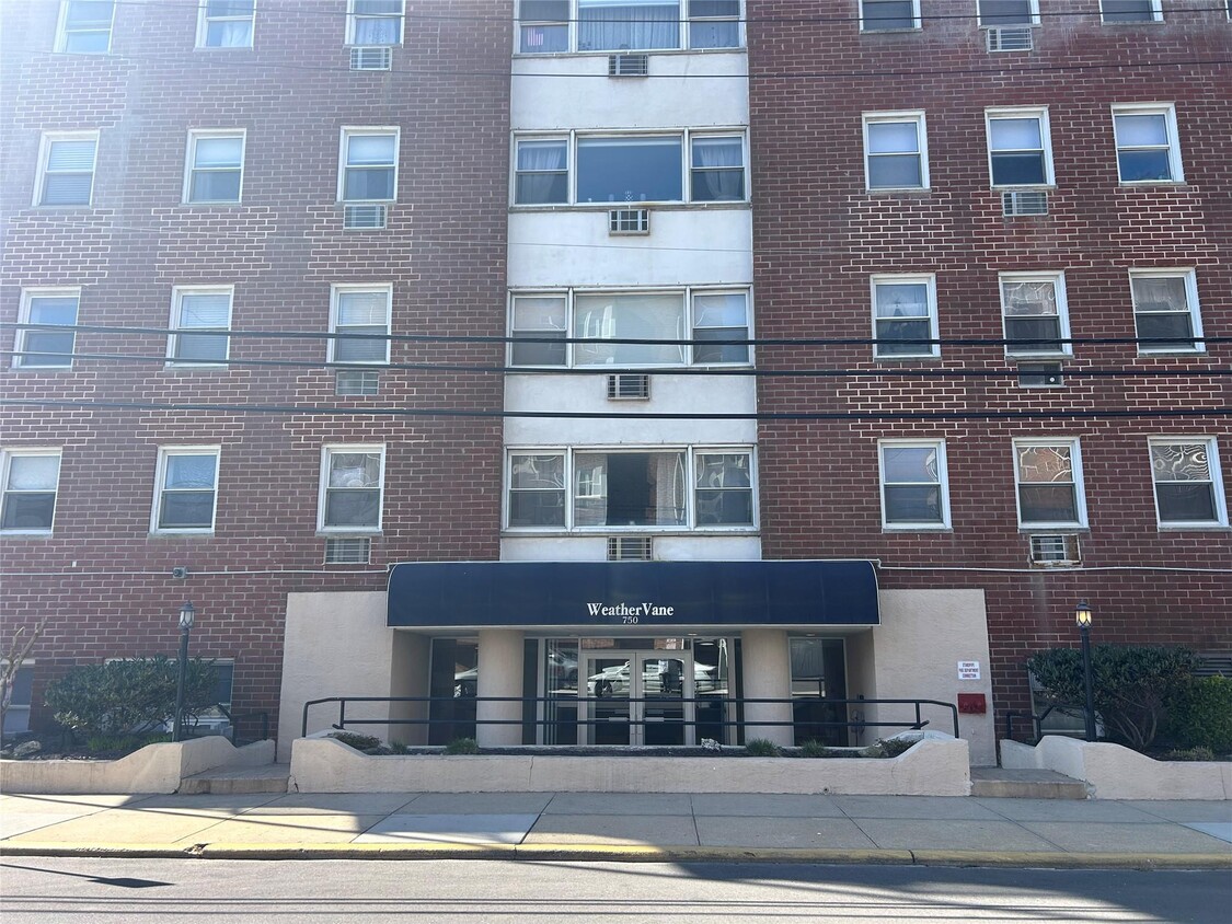 Primary Photo - 750 Shore Rd