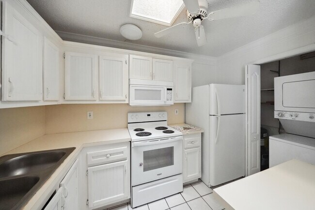 Building Photo - 3703 Waterview Cir