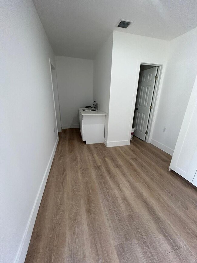 Foto del edificio - 1368 NW 71st St