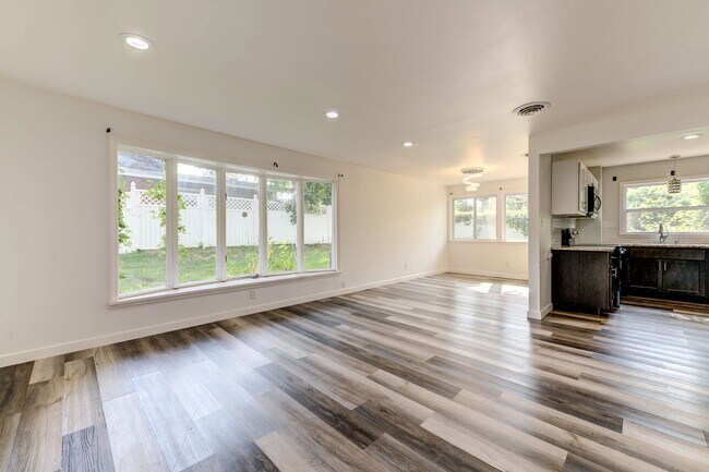 Building Photo - 695 Hargrove Ln