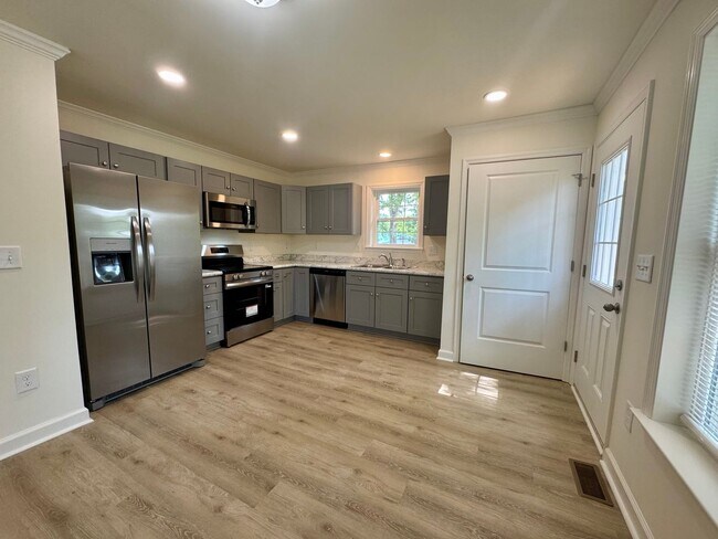 Foto del edificio - The Home You’ve Been Searching For! *Utilities & Furniture can be added with a rental premium.*