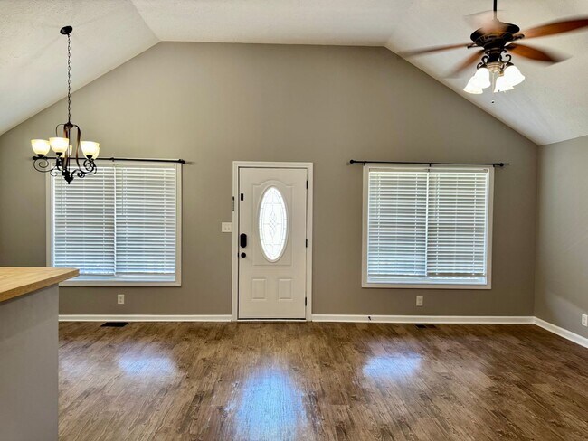 Building Photo - Cute 3 Bedroom Ranch in Fox Crossing! Conv...