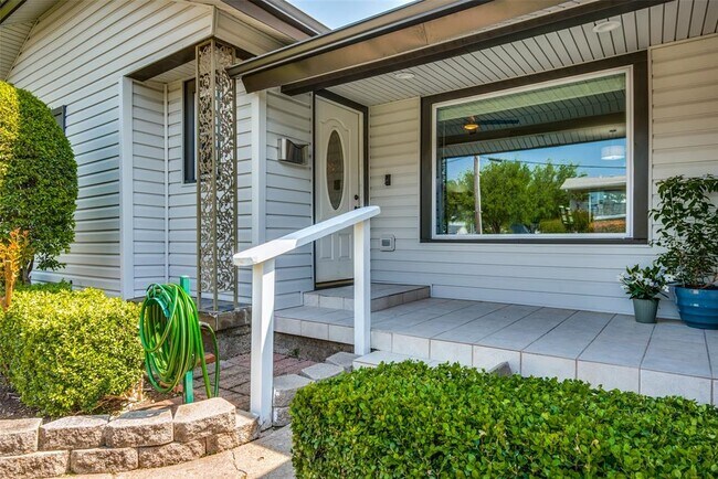 Building Photo - 4630 Kelton Dr