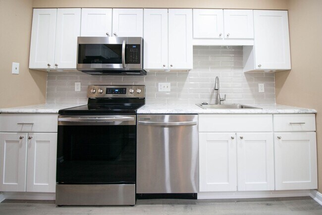 Foto del edificio - Gorgeous and updated 3Bd/2.5Bth townhome in the Town of Forest Hills! w/2 assigned parking space!