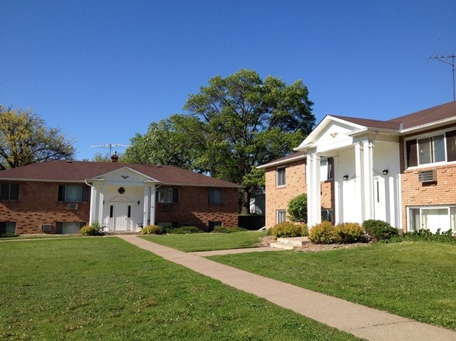 Building Photo - Bayport Colonial Apartments