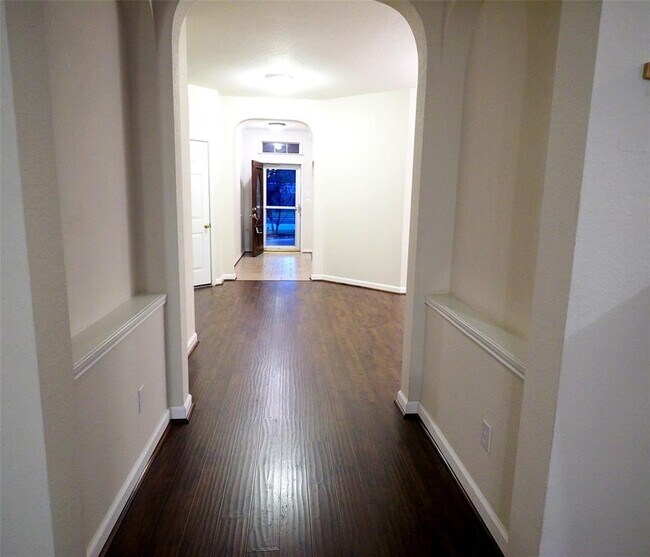 Building Photo - 407 Livingstone Ln