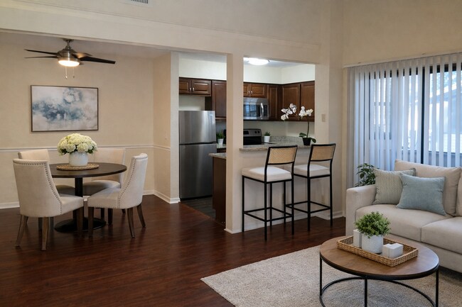 Foto del edificio - Beautiful Remodeled Winter Park 2/2 Condo for Rent in Front of Full Sail.