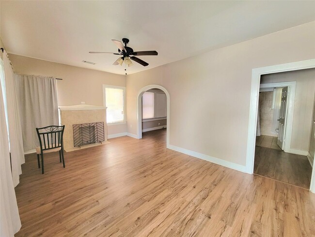 Building Photo - 2811 Chenevert St