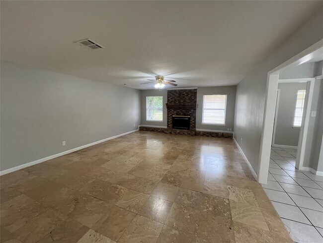 Foto del edificio - 2402 Fawnwood Ln