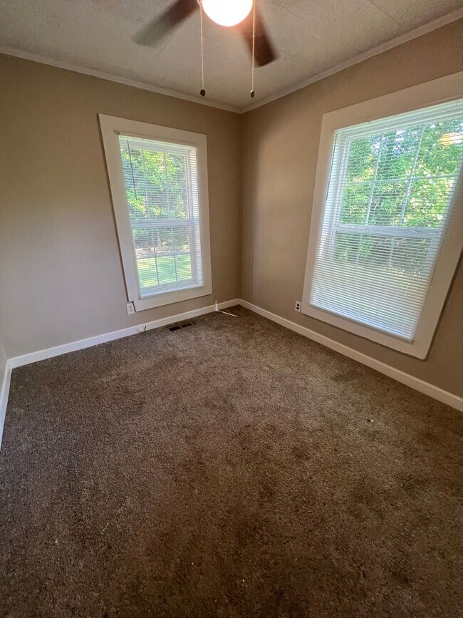 Building Photo - 3 Bed House! DEPOSIT-FREE Renting option t...