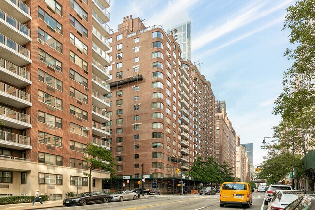 Building Photo - 36 Sutton Pl S