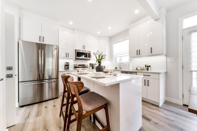 Photo du bâtiment - 15809-15897 97 Ave NW