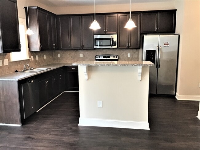 Foto del edificio - 617 Monterey Pine Dr