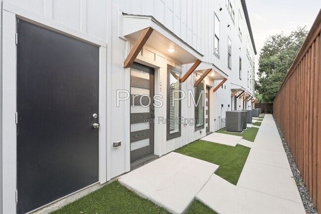 Interior Photo - 2226/2230 Shea Road