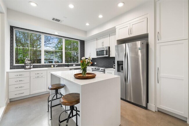 Foto del edificio - 1503 Richcreek Rd