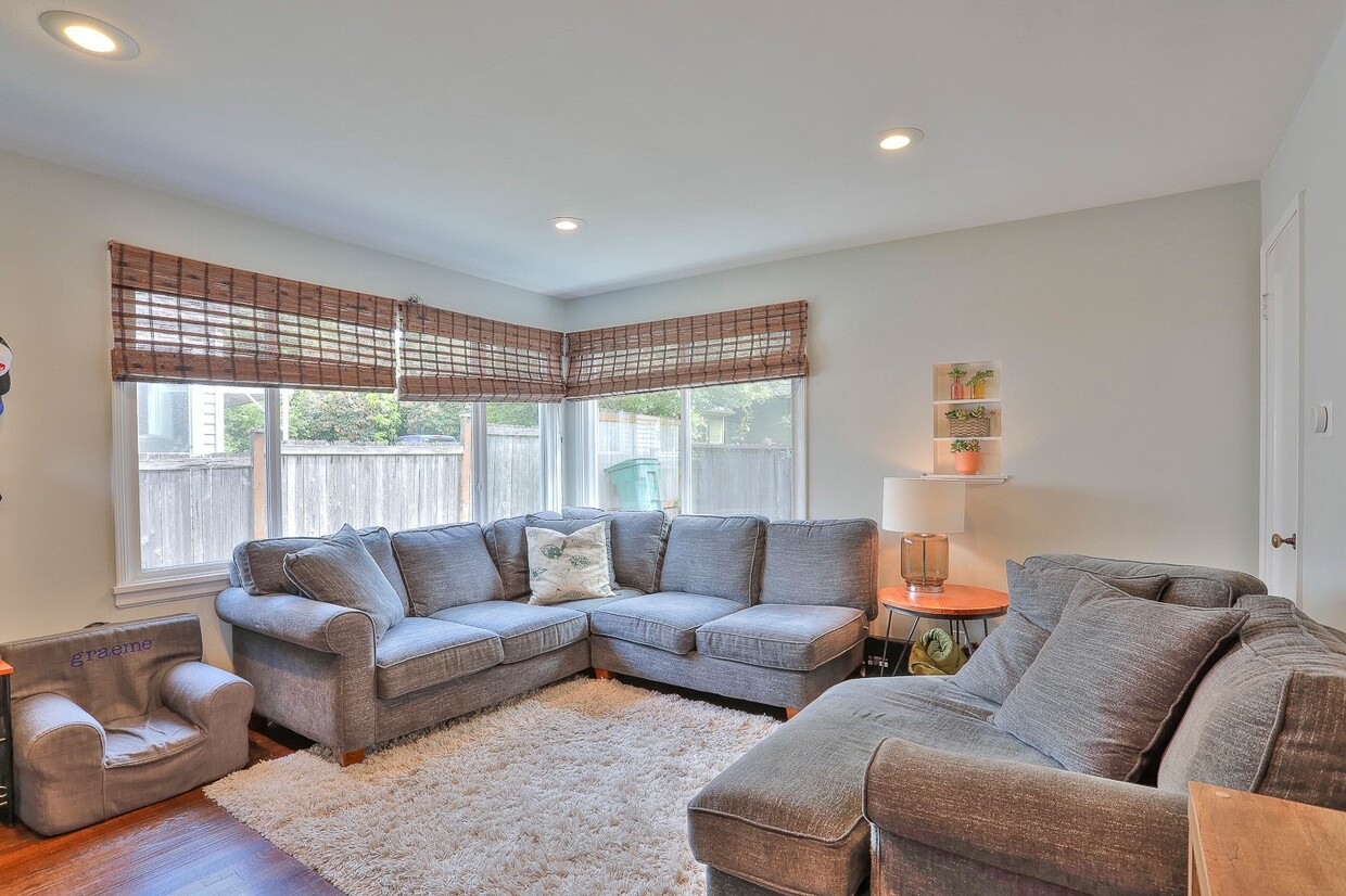 Primary Photo - Beautiful 3 Bedroom home in desirable Ball...