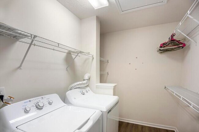 Foto del edificio - 114 Hillsborough Ln