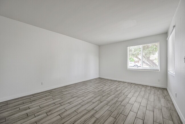 Building Photo - 4 bedroom with Pool !!