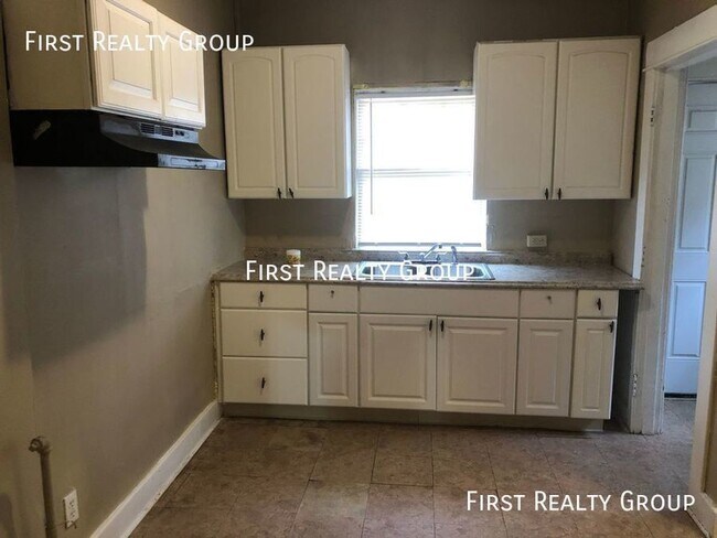 Building Photo - 3 Bedroom Duplex, Move In Ready! Dayton, OH