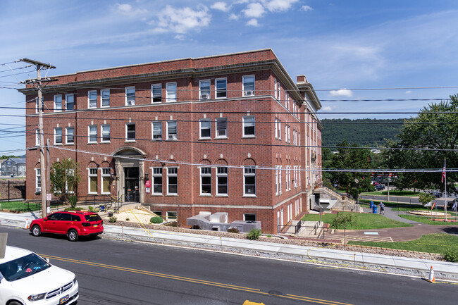 Building Photo - 600 N 6th St