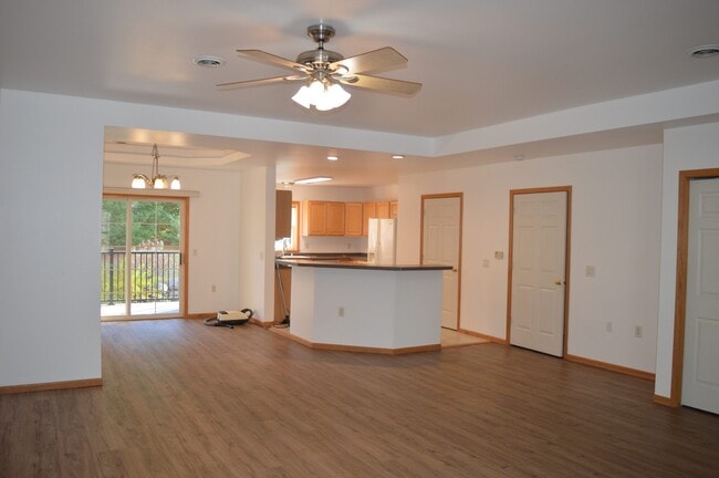 Building Photo - 1701 Carns Dr