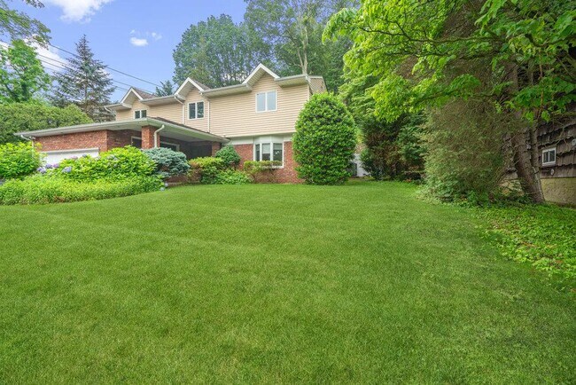 Foto del edificio - 44 Sandy Hollow Rd