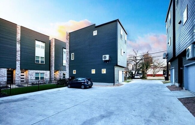 Building Photo - SA Poplar Place