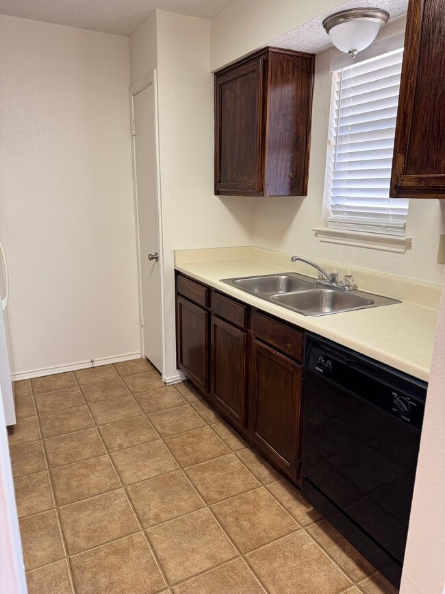 Building Photo - 808 Station St