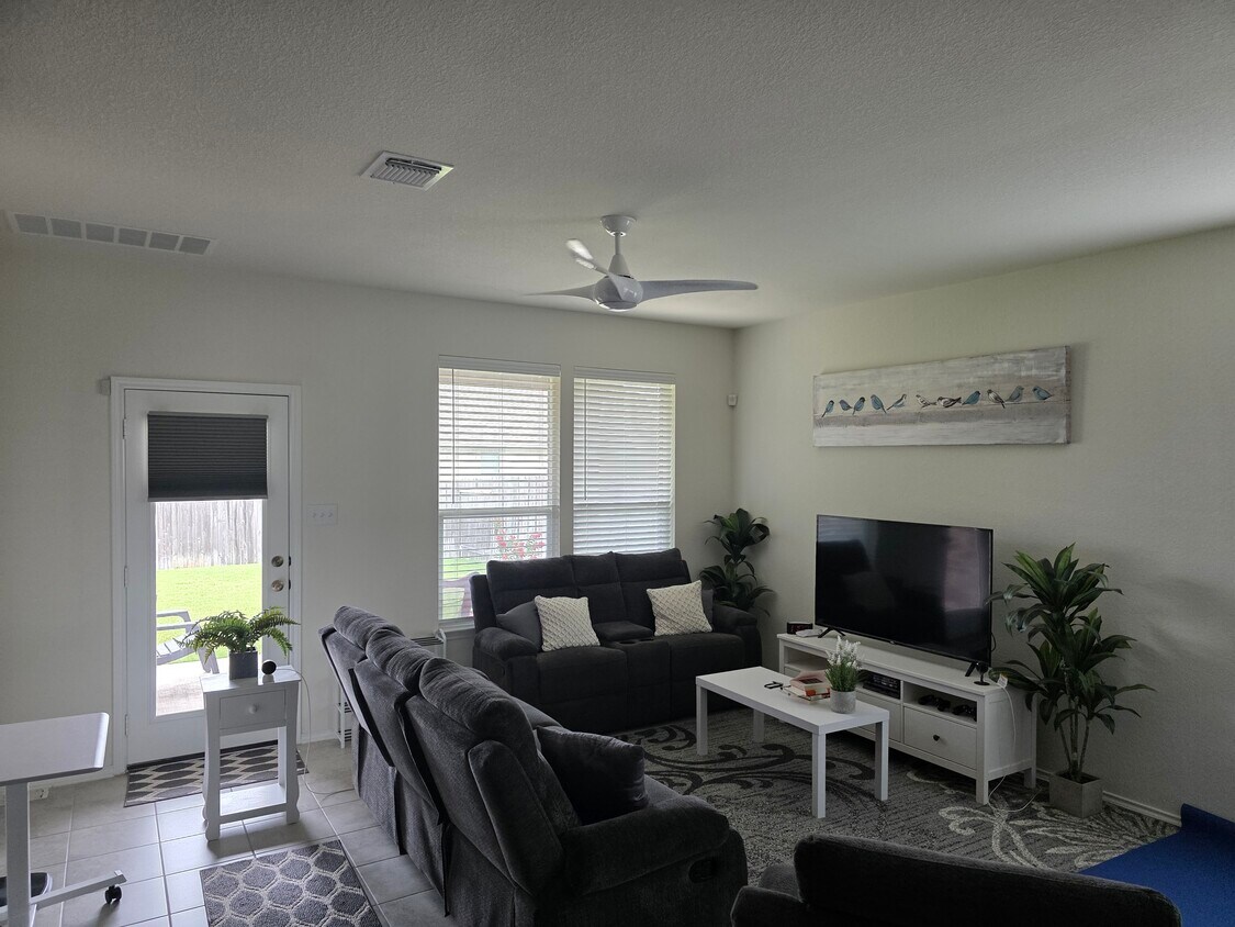 Foto principal - 1217 Backcountry Dr