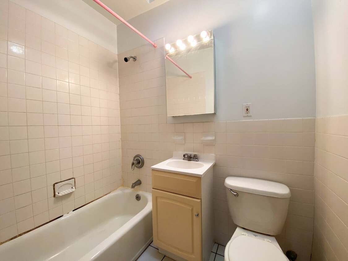 Building Photo - 230 E 81st St
