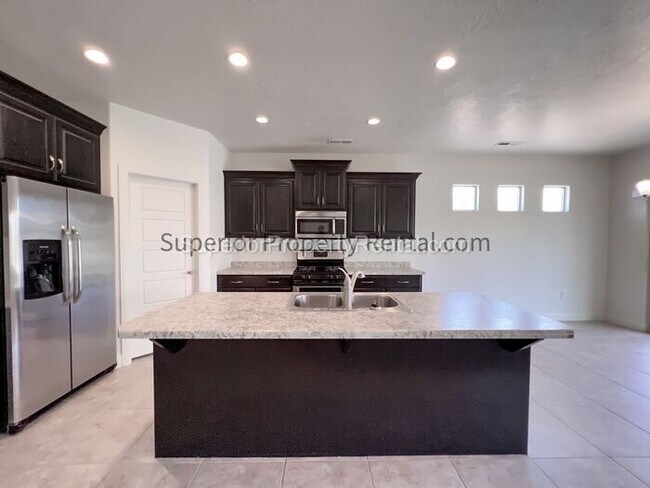Building Photo - 4 bed, 2.5 bath home w/2 car garage
