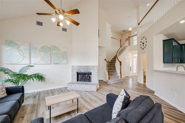 Building Photo - 1405 Oakwood Glen Cove
