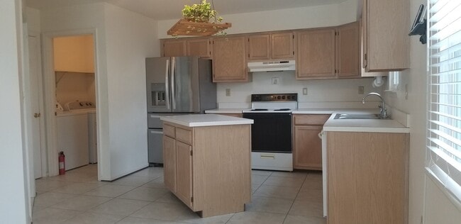 Building Photo - LANDSTOWN MEADOWS
