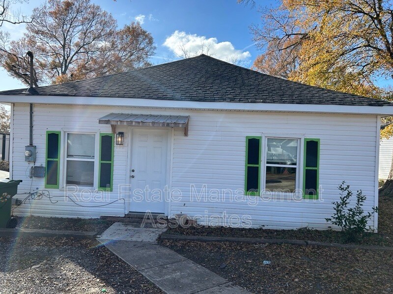 Primary Photo - 331 W College St