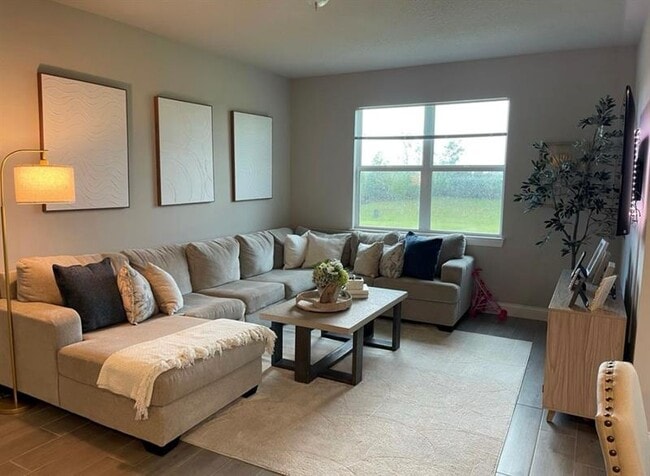 Foto del edificio - 6536 Cloverdale Ave