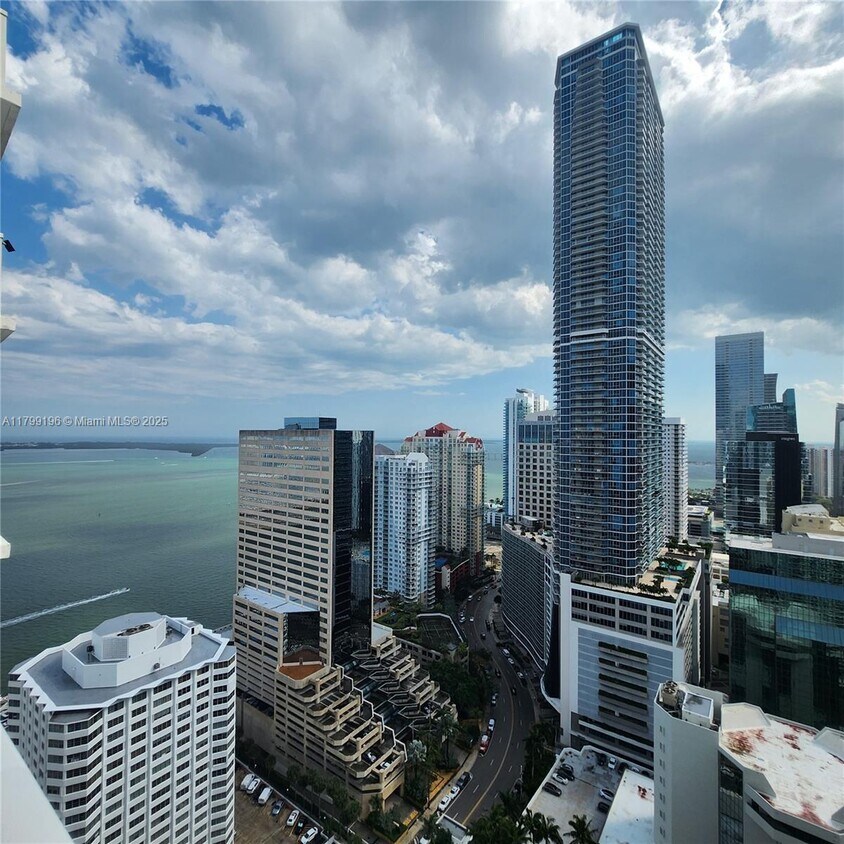 Primary Photo - 950 Brickell Bay Dr