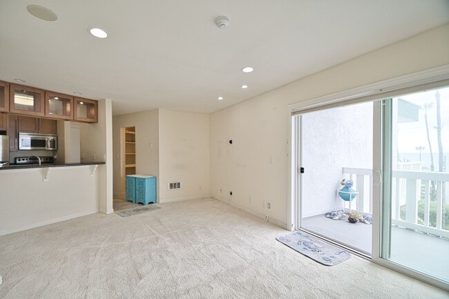 Foto del edificio - Top-Floor Oceanview Studio with Private Balcony - Redondo Beach Pier in Your Backyard